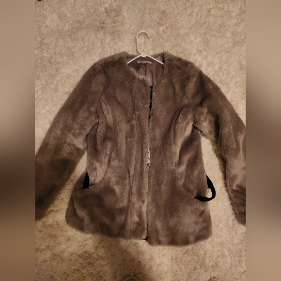 Gap Faux Plush Fur Short Coat size Medium - Picture 2 of 9